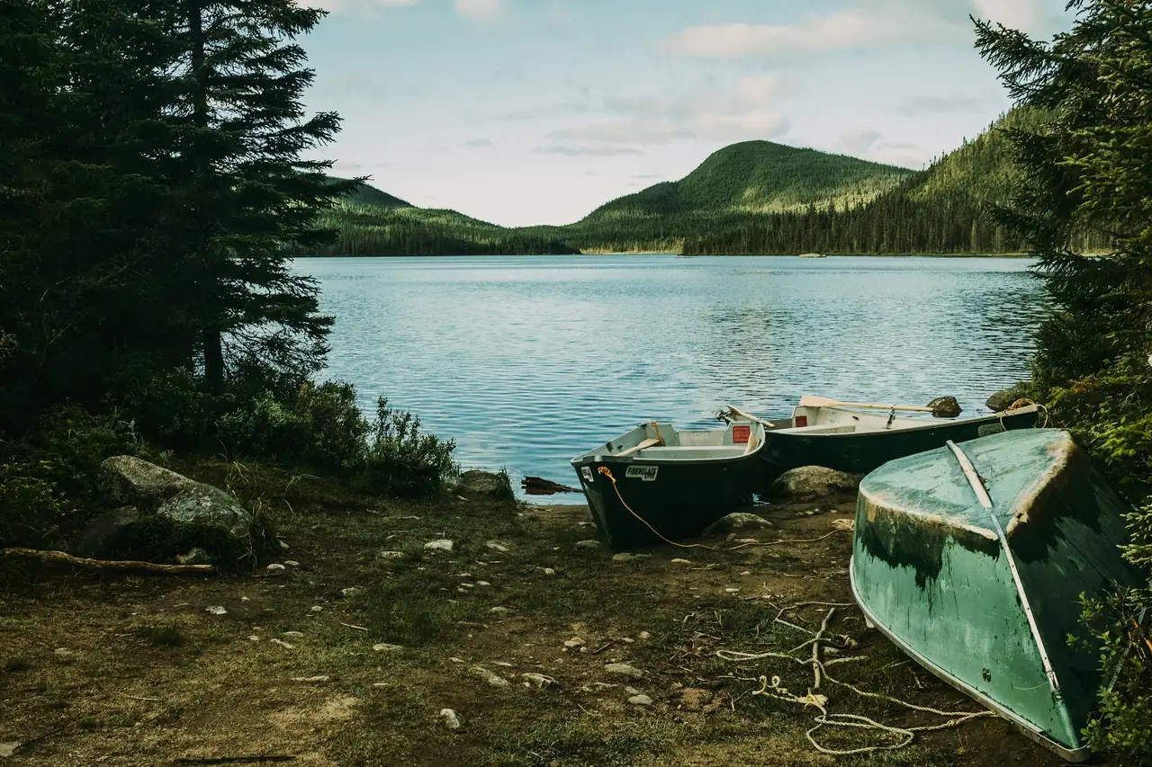 Canots sur la rive d’un lac