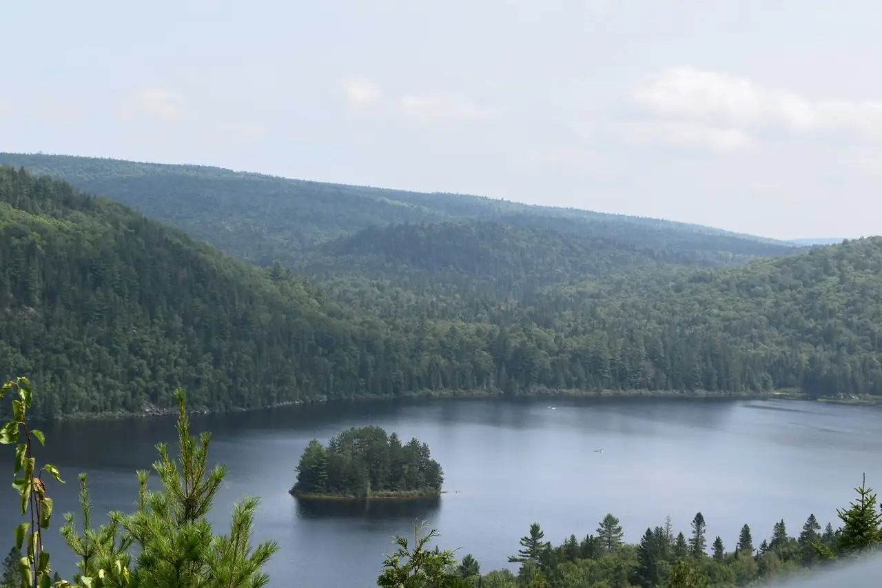 Lac et petite île entourés de collines