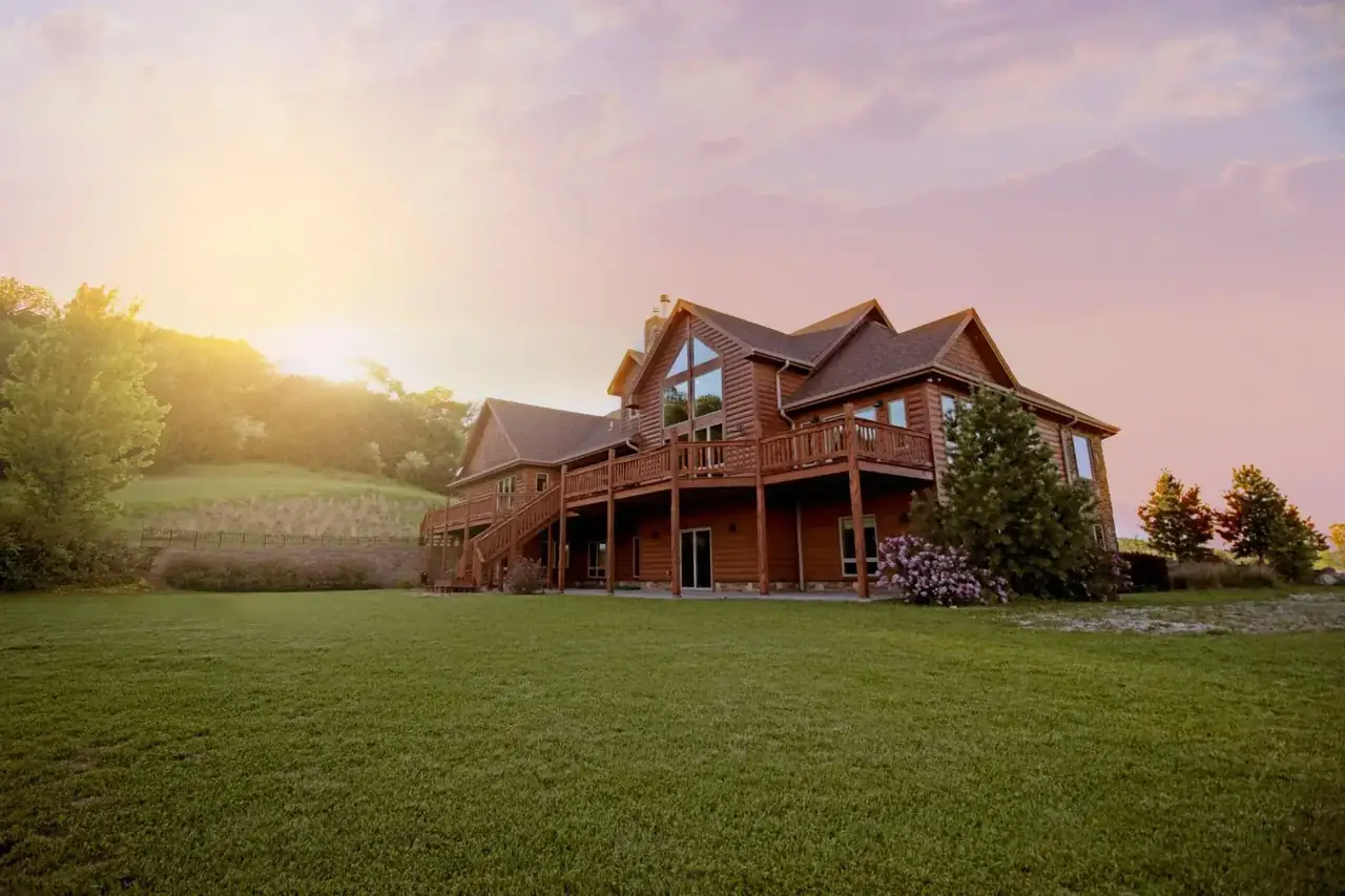 Maison en bois au coucher du soleil