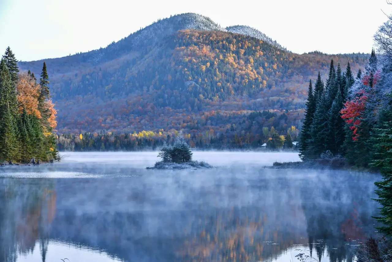 Lac et collines en été