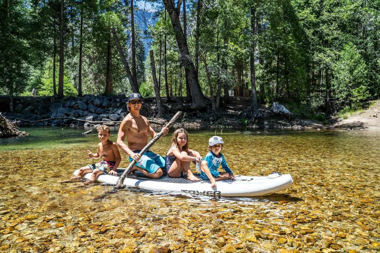 Famille en planche à pagaie sur une rivière
