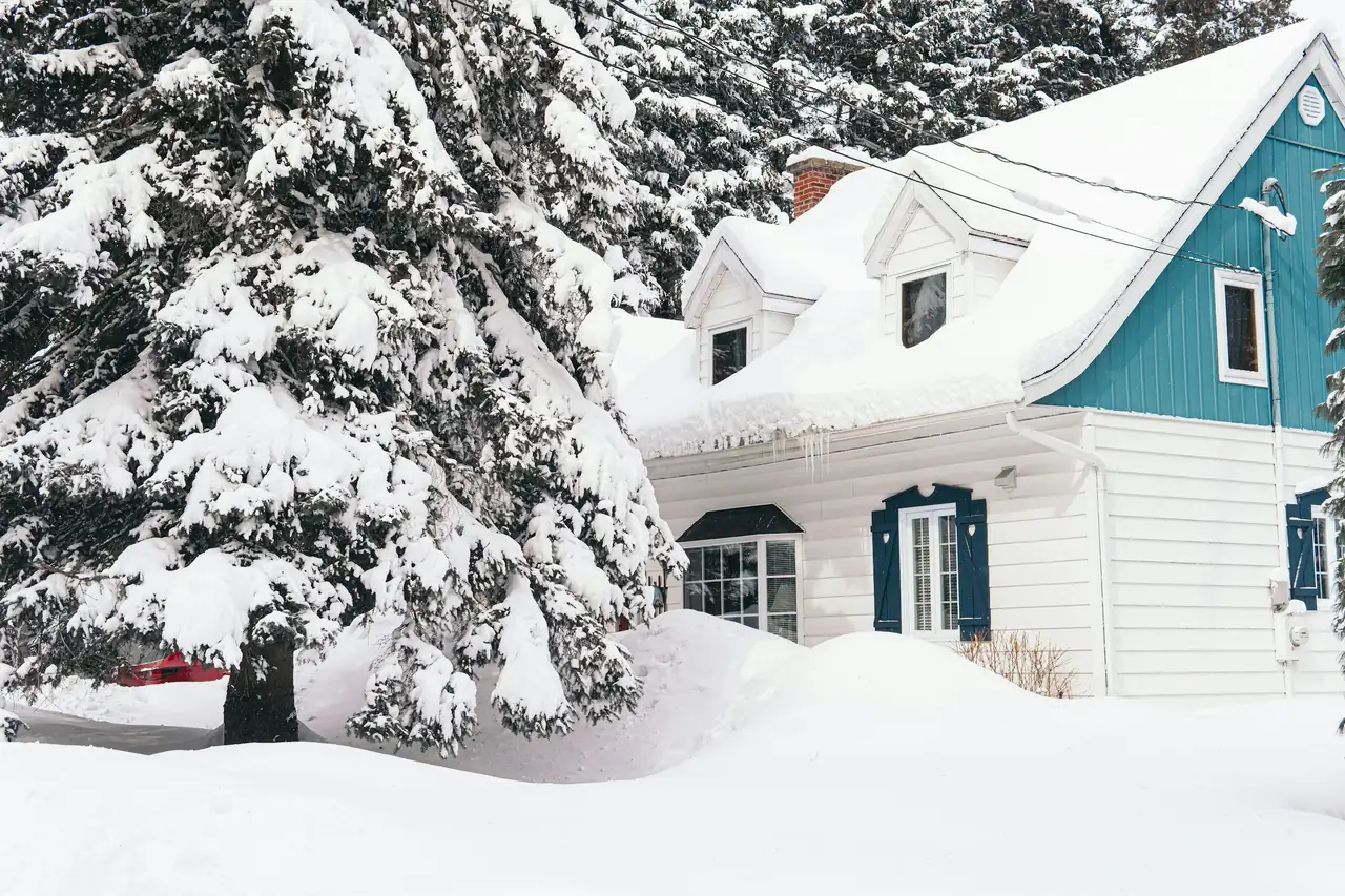 Maison sous la neige, au cœur de l’hiver
