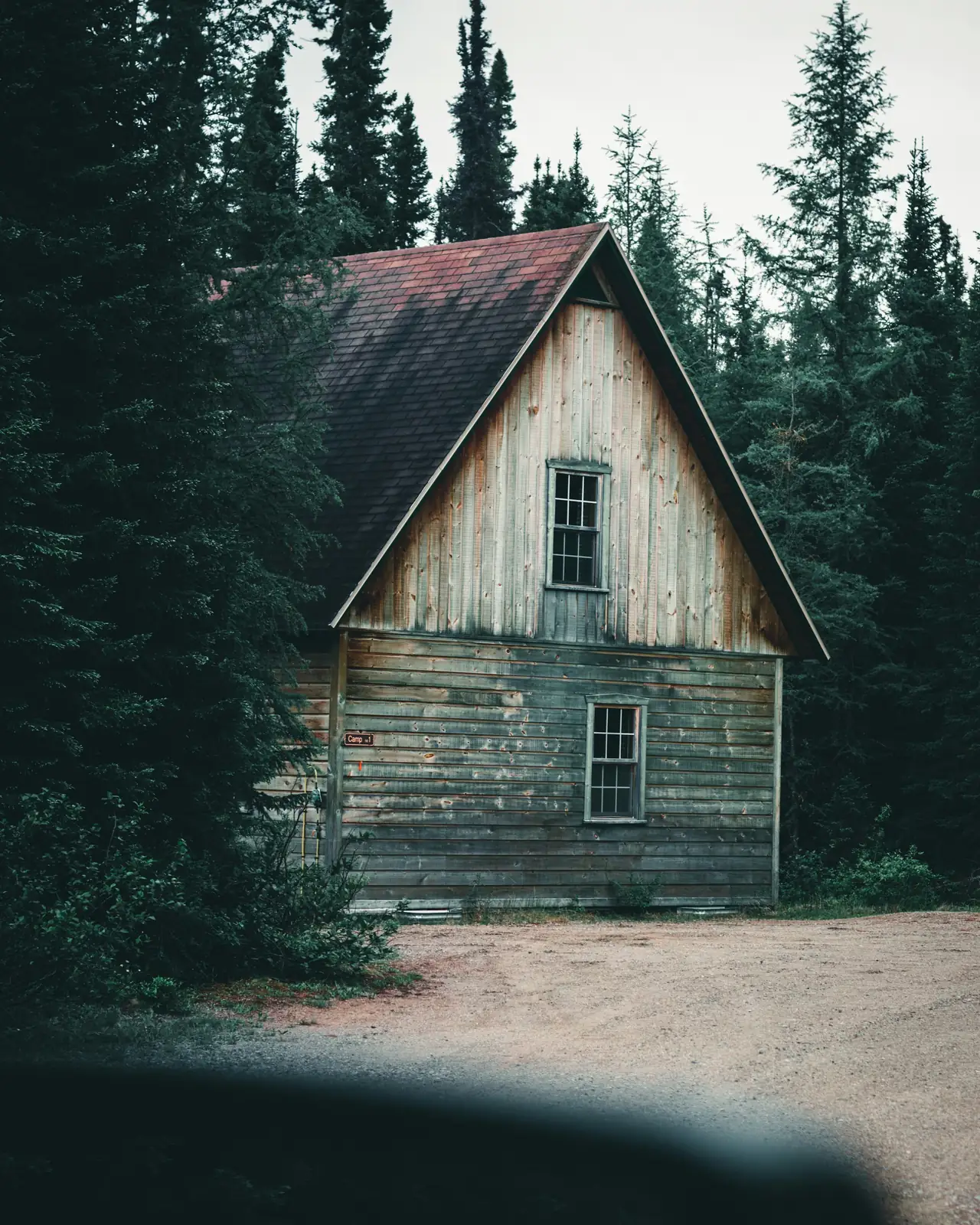 Maison de bois au cœur de la forêt